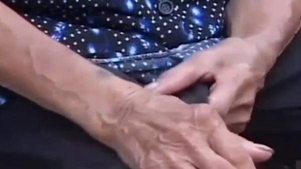 當年，八旬失明老婦在女兒家住豬圈，後又在深冬被女兒丟在野外