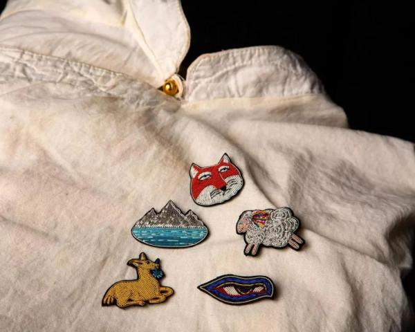 手工刺繡藏飾胸針，可以戴在身上的西藏“符號”