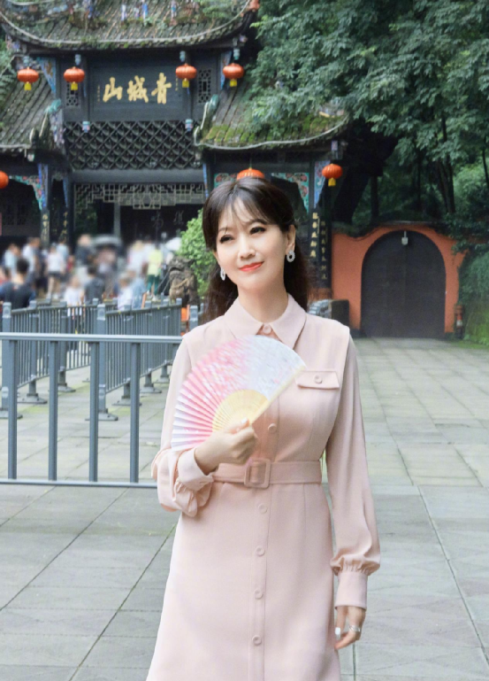 趙雅芝的美貌真不是吹的！穿襯衫裙優雅甜美，哪裡像是66歲的奶奶