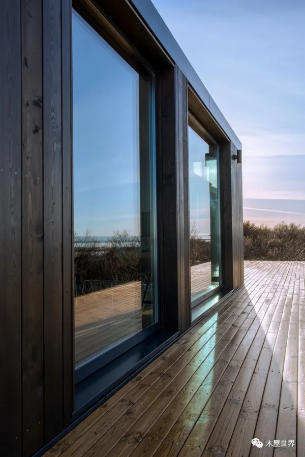 古老火山下的海邊，一夜之間建好的現代度假木屋