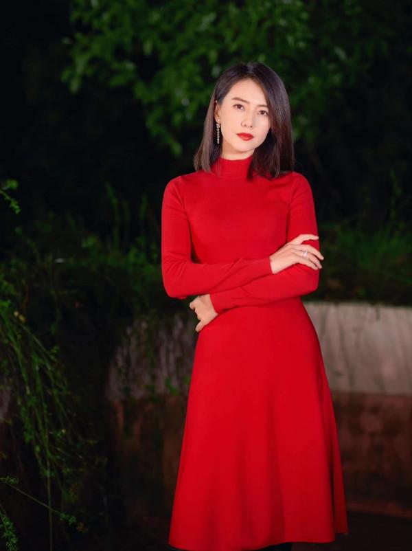 央視春晚劉濤和湖南衛視春晚高圓圓 同穿紅色禮服誰更驚豔 央視春晚劉濤和湖南衛視春晚高圓圓 同穿紅色禮服誰更驚豔