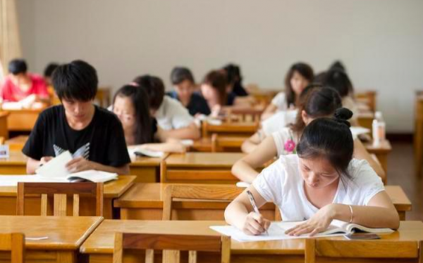 教育部通知，高中生迎來2個“壞訊息”，想上大學難度直線上升