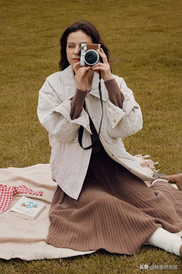 今年流行的奶奶風“毛呢羽絨服”，越土越時髦