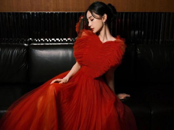 Angelababy楊穎穿一襲紅心禮服裙亮相北影節開幕紅毯，明豔動人