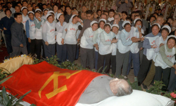 “主席頭”如何產生?錢水桃為毛主席理完髮,主席:好像年輕10歲 “主席頭”如何產生?錢水桃為毛主席理完髮,主席:好像年輕10歲