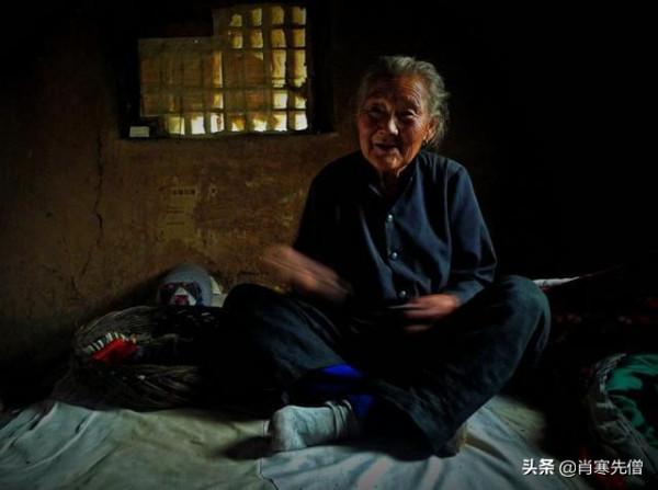 丈夫去世，她在大山裡獨自生活34年，被村霸欺辱，用草灰抹臉