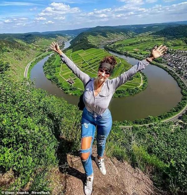 比利時33歲美女拍照時不慎墜下33米高懸崖，掉入河中身亡；丈夫轉個身再回頭她已不見蹤影