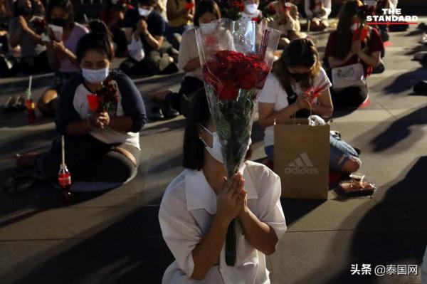 臨近情人節 泰國單身人士晚上排長隊向愛神祈福