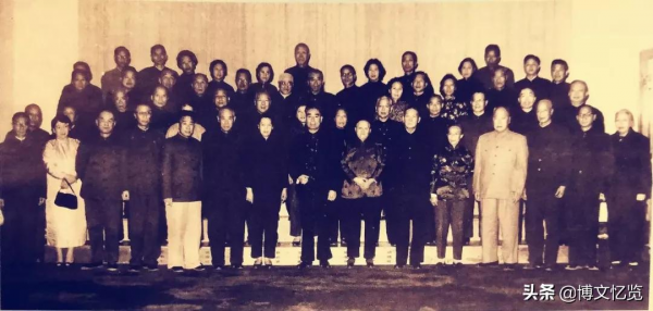 老照片：周恩來 陳毅 溥儀 杜聿明 宋希濂 範漢傑 王耀武 廖耀湘合影