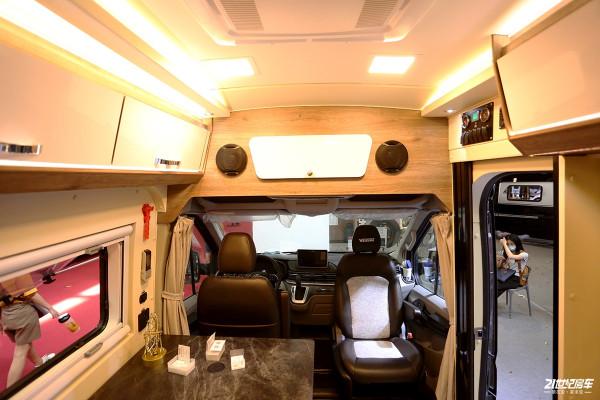 秉承實用派，空間感強，適合兩人旅居的衛航V590縱置上下床版房車