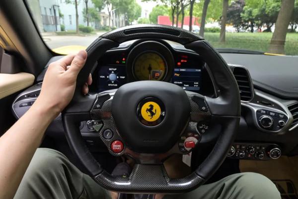 兩百萬買什麼?鎮店用的法拉利458,10年1萬公里,爆香! 兩百萬買什麼?鎮店用的法拉利458,10年1萬公里,爆香!