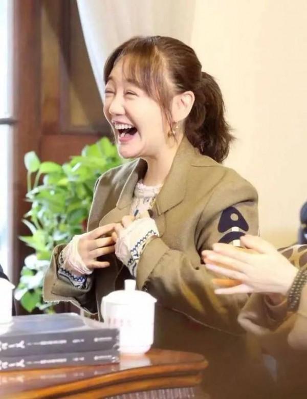 薛佳凝跟男性好友聚會被拍，臉頰鬆弛皺紋多，但真實自然沒打針