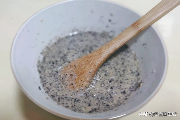 冬天少吃核桃多吃芝麻，頭髮乾燥面板粗糙多吃點，泡著吃真的好香