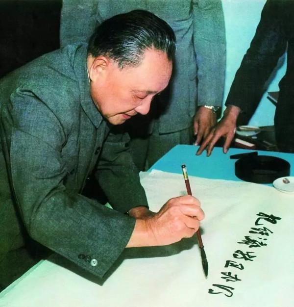 天安門上的毛主席頭像會掛多久？早在1980年，鄧小平便給出了回答