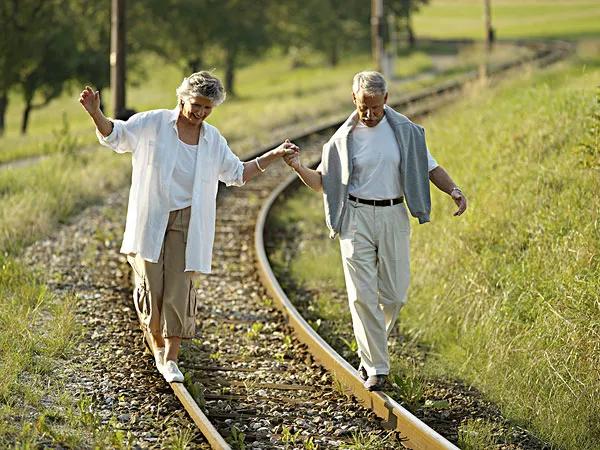 70歲退休幹部求婚55歲保姆被拒，怒而辭退：我還配不上你這農婦？