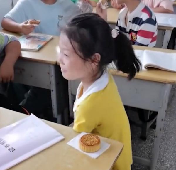 江蘇一班主任給學生髮月餅,女孩放桌上不捨得吃:帶回家給媽媽 江蘇一班主任給學生髮月餅,女孩放桌上不捨得吃:帶回家給媽媽