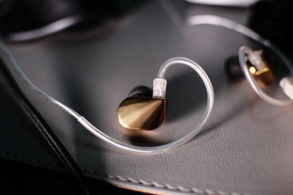 「屑嚯」成為一束光 - 水月雨 光 入耳式耳機 「屑嚯」成為一束光 - 水月雨 光 入耳式耳機