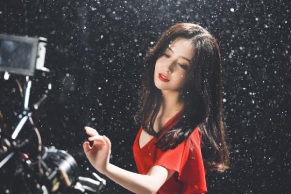 佟麗婭離婚後驚豔綻放！穿中國紅裙出演MV比趙麗穎美，跳舞好唯美