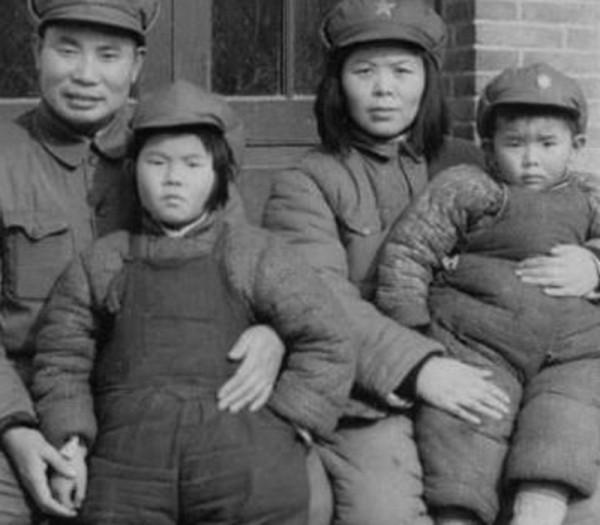 楊華榮：解放軍的女少將，丈夫是中將，父親是上將，弟弟也是少將