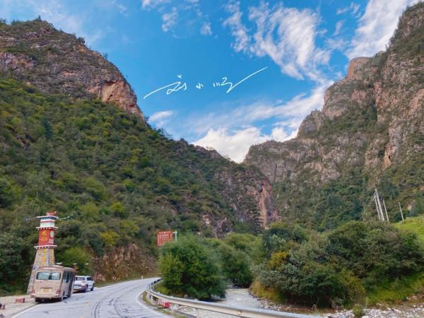 西藏昌都的神奇道場,位於317國道旁,據說在此打坐能感應全世界 西藏昌都的神奇道場,位於317國道旁,據說在此打坐能感應全世界