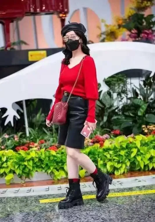 66歲趙雅芝穿得跟個小姑娘似的，紅色毛衣配皮褲，就是鞋子也很潮