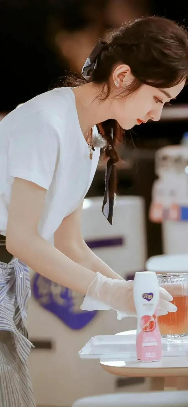 有人問我是不是趙麗穎的鐵粉,我不敢說是,因為覺得還不夠愛她 有人問我是不是趙麗穎的鐵粉,我不敢說是,因為覺得還不夠愛她