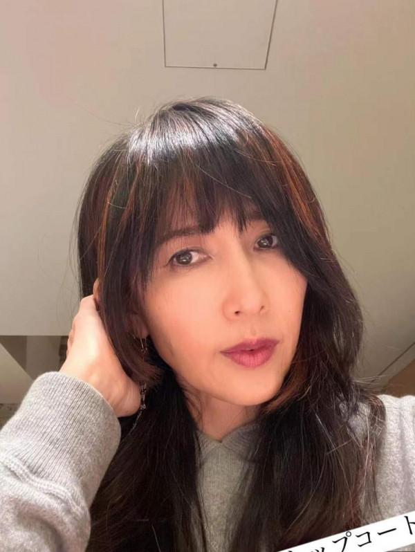 51歲工藤靜香&OpenCurlyDoubleQuote;水母頭&rdquo;減齡，腳踩短靴秀小鳥腳踝，一臉清冷高傲