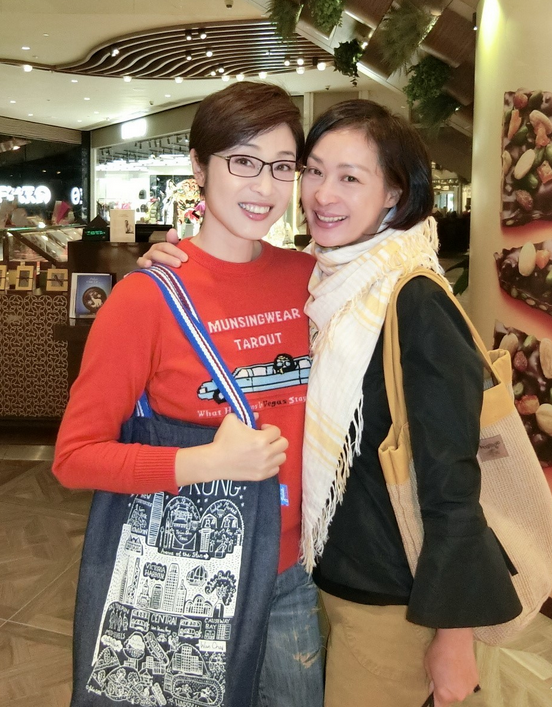 陳法蓉55歲仍光彩照人，穿亮片毛衣時尚減齡，中年女性真該學一學