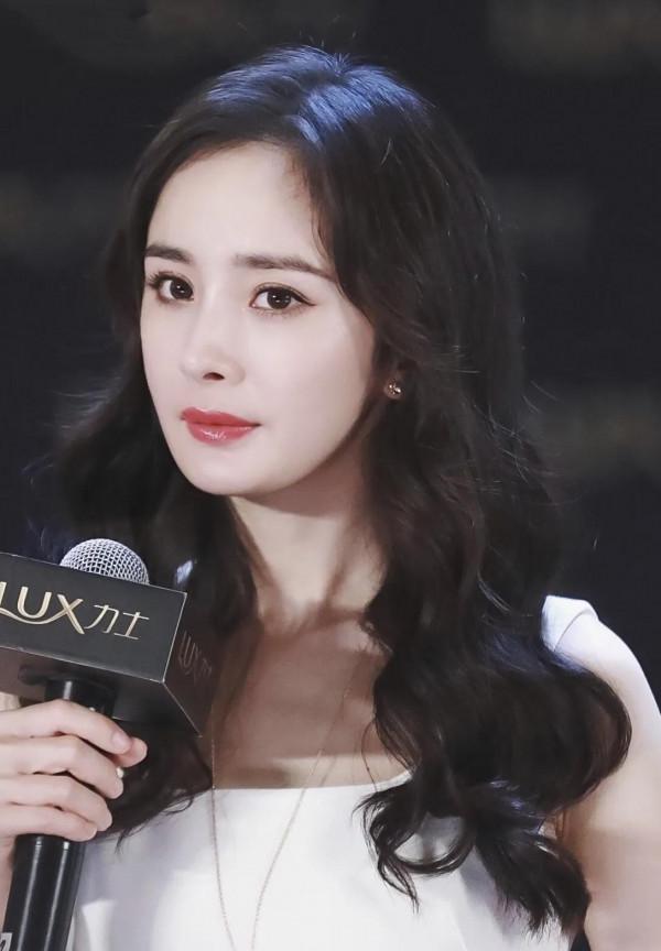 楊冪穿白色裙子宛如仙子