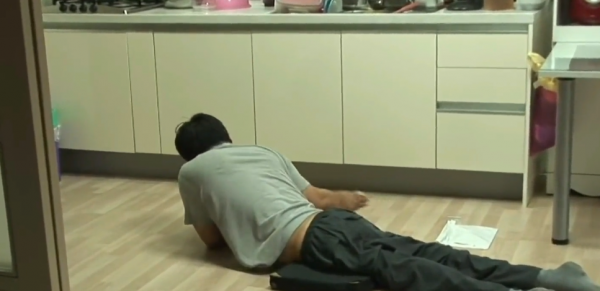 故事:韓國截癱小夥趴著開車,超車變道樣樣精通,正常老司機都佩服 故事:韓國截癱小夥趴著開車,超車變道樣樣精通,正常老司機都佩服