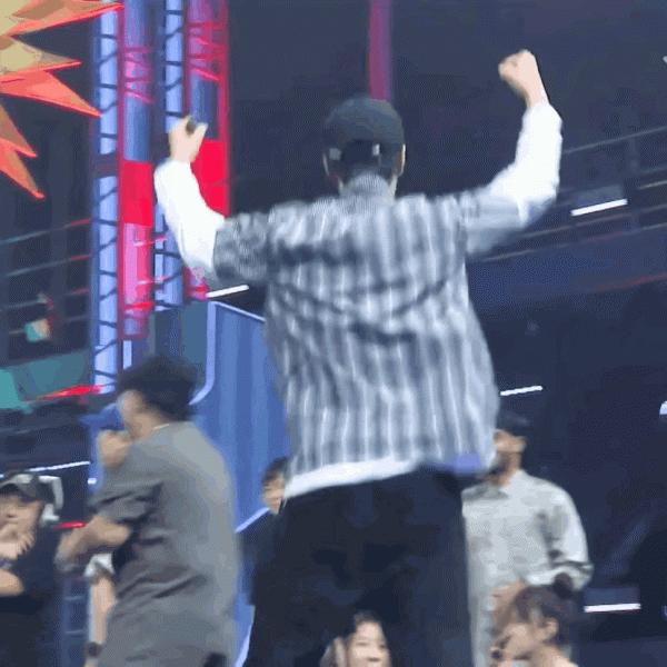 抱一抱,今年流行王一博抱 抱一抱,今年流行王一博抱