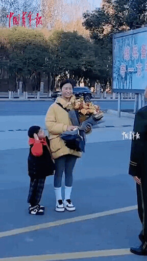 “爸,走,咱們回家!” “爸,走,咱們回家!”