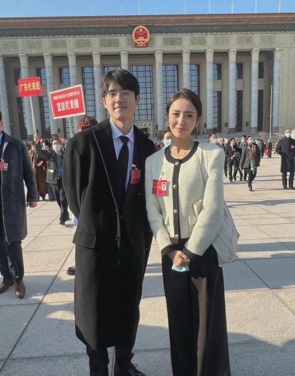 佟麗婭變“央視臉”參加大會造型封神!穿小香風拍大合照,大逆襲 佟麗婭變“央視臉”參加大會造型封神!穿小香風拍大合照,大逆襲