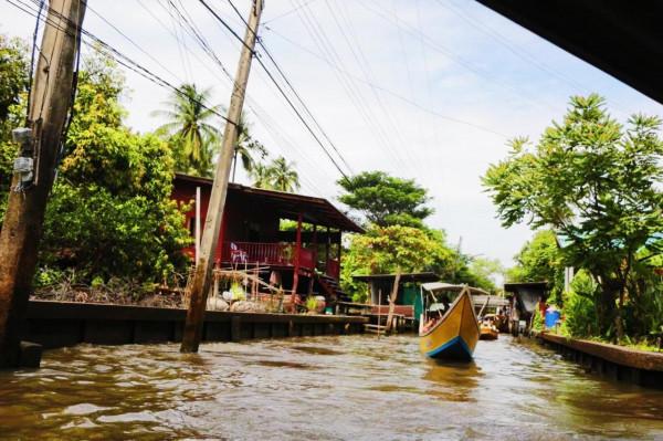 泰國首個水上菜場，已有上百年曆史，與中國淵源頗深