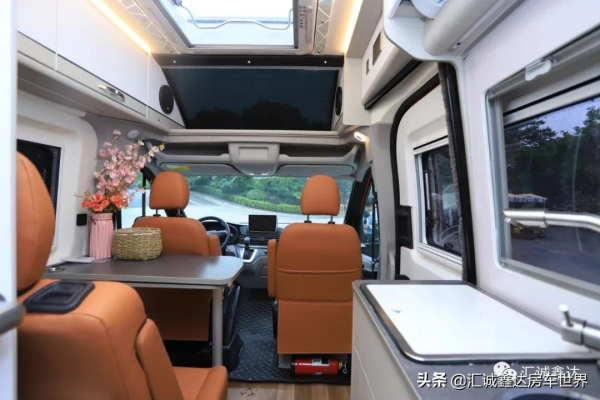 帶全套越野護甲,還配星空頂、商務座和三種駕駛模式的奇瑞房車 帶全套越野護甲,還配星空頂、商務座和三種駕駛模式的奇瑞房車