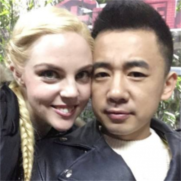 澳洲白富美遠嫁中國小夥，驚動全村近千人圍觀，今因疫情分居兩地