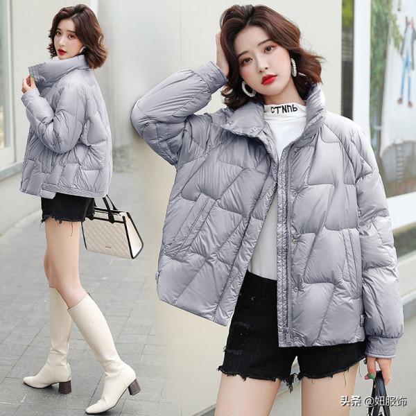 看看這幾款短款立領白鴨絨羽絨服，搭配短褲+長筒靴，高階又時髦