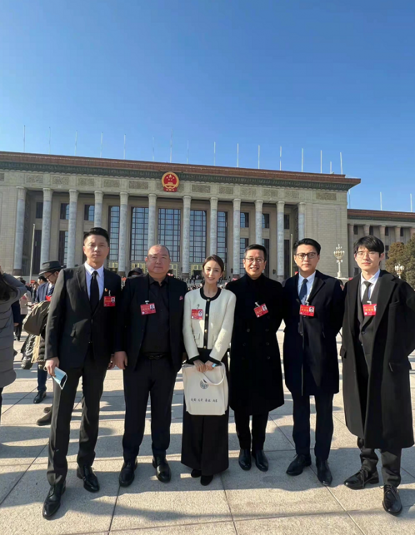兩大“央視臉”同框！劉濤穿西裝開會超幹練，佟麗婭走小香風絕美