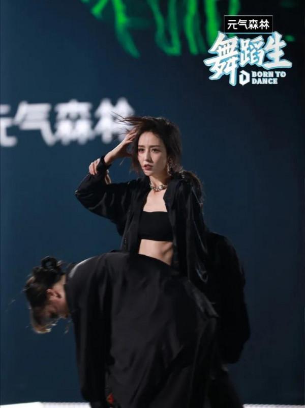 佟麗婭跳卡點爵士舞眼神超雷，超鯊