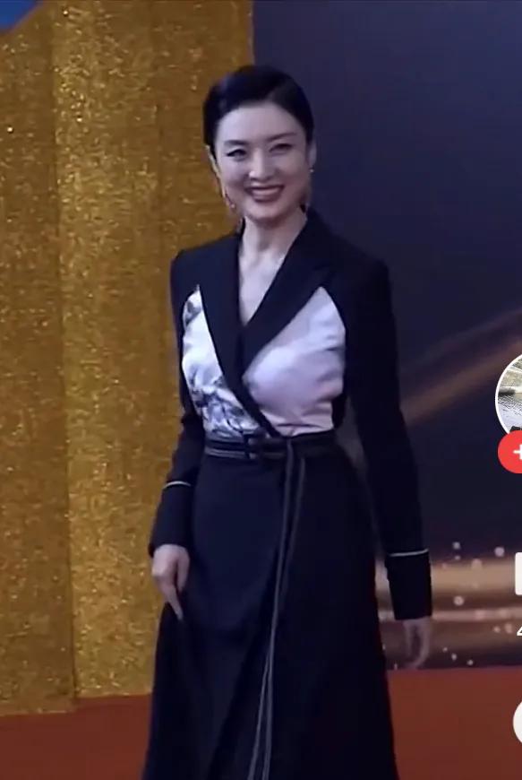 端莊大方氣質的周濤，優雅的言談舉止形象贏得觀眾喜歡