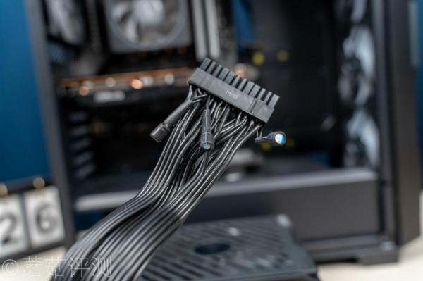 螢幕酷炫,用料誇張,適合高階玩家、技嘉鉑金雕1200W白金牌電源 螢幕酷炫,用料誇張,適合高階玩家、技嘉鉑金雕1200W白金牌電源