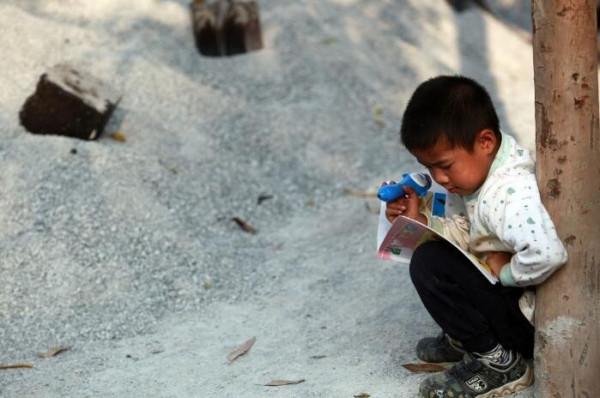 父母患艾滋去世，6歲小兒被村民隔絕，他開始獨立生活，酷愛練武