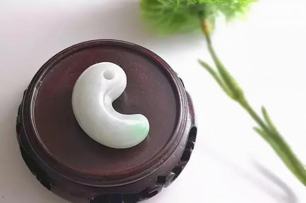 日本人喜愛佩戴的玉器——勾玉 日本人喜愛佩戴的玉器——勾玉