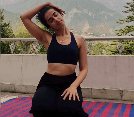 經常脖子酸、肩膀僵，一套好用的瑜伽舒緩動作來了，在家就能練