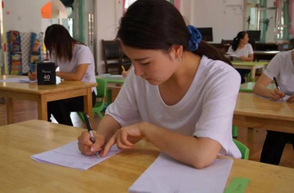 一名幼師曬出工資單,抱怨活多錢少待遇差,家長:這還不知足? 一名幼師曬出工資單,抱怨活多錢少待遇差,家長:這還不知足?