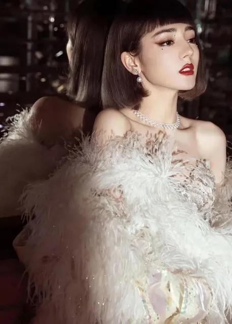 迪麗熱巴走紅毯的樣子 迪麗熱巴走紅毯的樣子