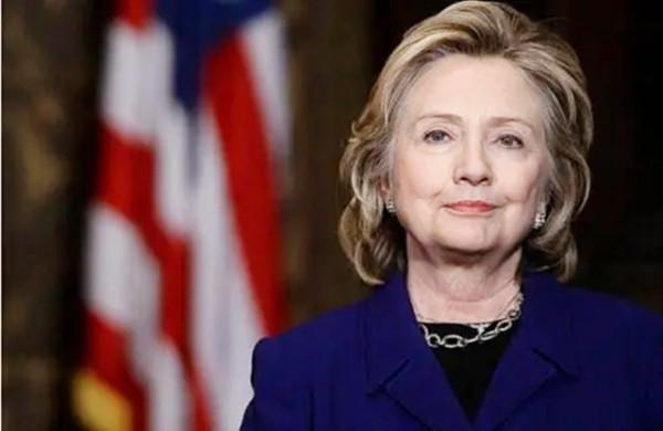 2005年，克林頓參加特朗普婚禮，和新郎新娘拍下一張親密合影