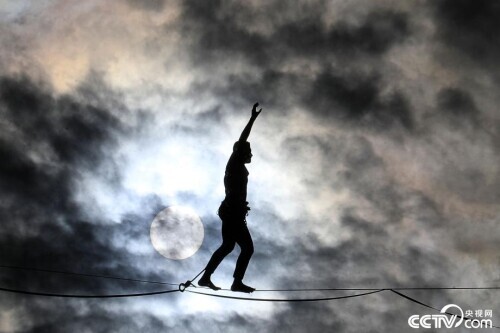 法國小夥從埃菲爾鐵塔出發在670米高空走鋼絲