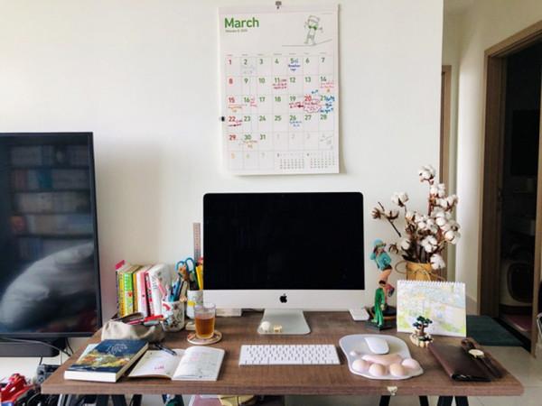 小哥挺有耐心，拒絕斷舍離30㎡塞滿書和手辦，像是誤入了一家書店