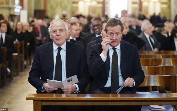 英國3位首相齊聚葬禮，梅姨優雅，卡梅倫戴老花，鮑里斯像佩奇